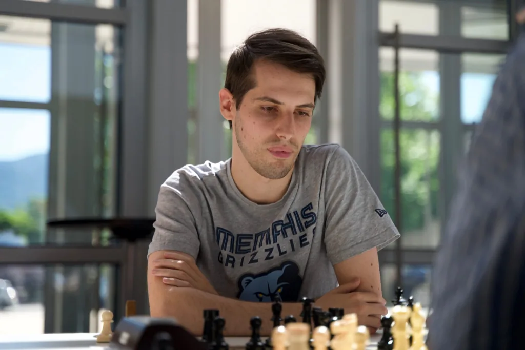 Jorge Miranda pensando su jugada en un torneo